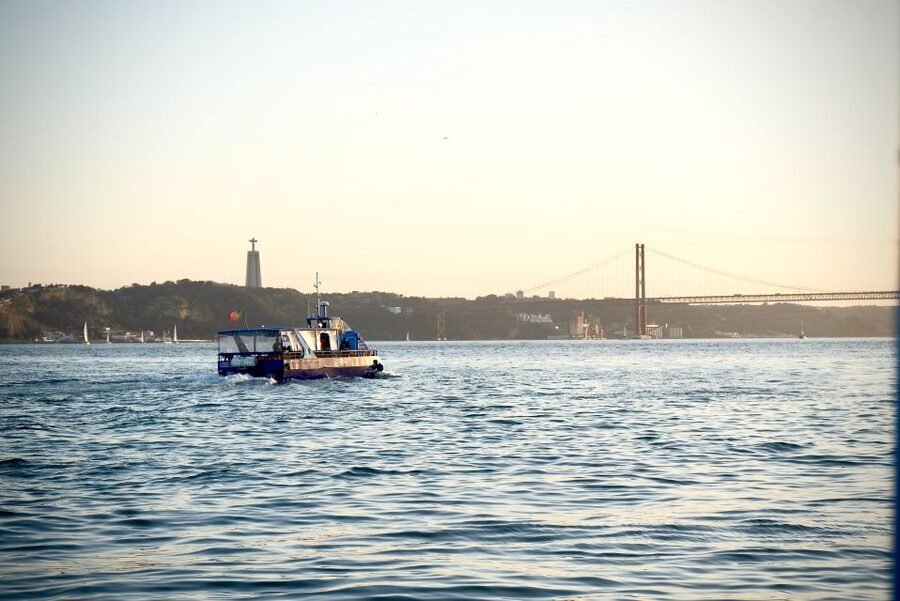Lisbon: Boat Cruise with Live Fado Performance and a Drink - The music is the main attraction