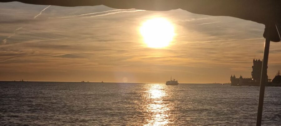 Lisbon: Boat Tour with Champagne - Under the 25 de Abril Bridge toward Cristo Rei