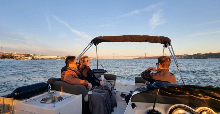 Lisbon: Boat Tour with Champagne - Leaving Belém beside the Discoveries Monument