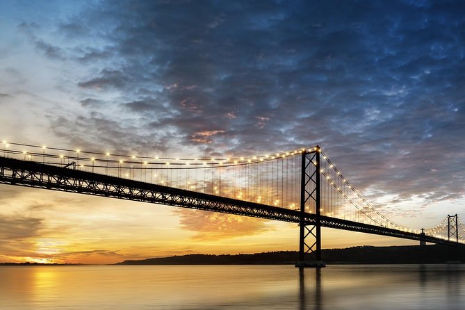 Lisbon by Night Tour: Fado Show and Dinner with Pick-up - Mouraria and Rua do Capelão