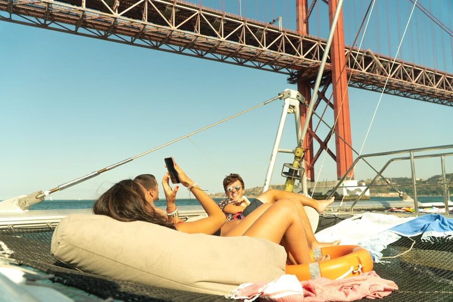 Lisbon: Catamaran Boat Party with Music, Open Bar & Dives - Key points to know before you book