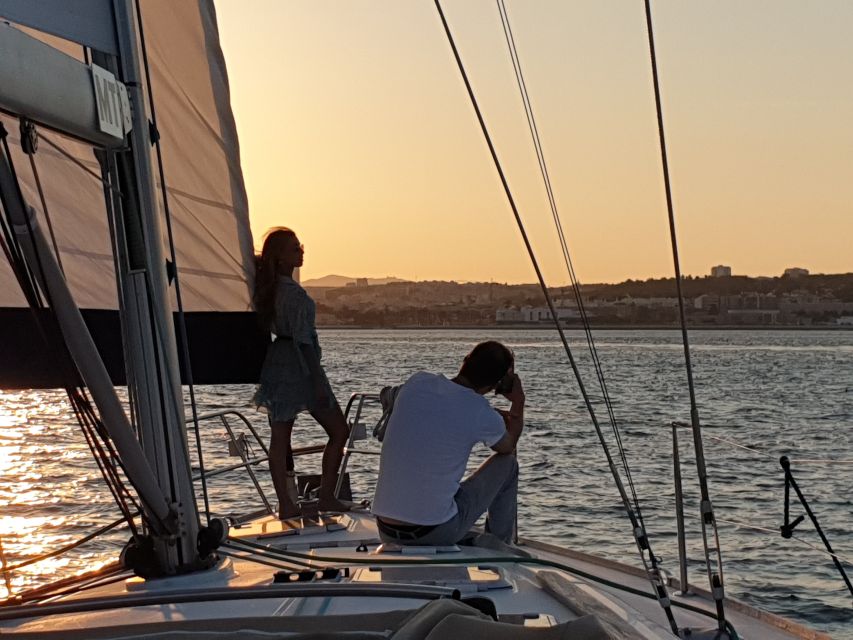 Lisbon: Champagne Sailing Tours - Praça do Comércio and Alfama from the river