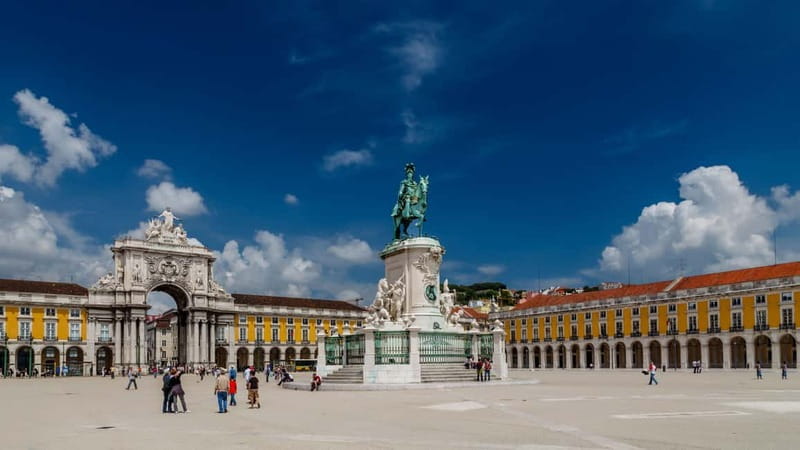 Lisbon: City Highlights Tuk-Tuk Tour with Pickup - Graça and the view from Senhora do Monte
