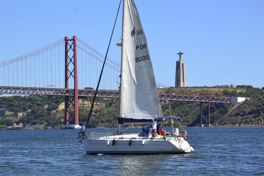 Lisbon: Day and Sunset Tour on the Tagus River - The 25 de Abril Bridge at sunset