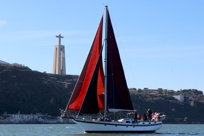 Lisbon: Daylight or Sunset on a Vintage Sailboat - Praça do Comércio and São Jorge Castle