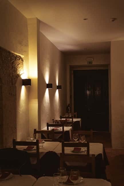 Lisbon: Dinner with Fado Show with the Rising Stars of Fado - Arriving at Canto do Poeta