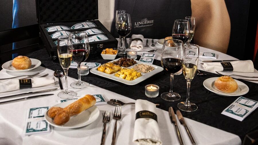 Lisbon: Erotic Cabaret Show and Dinner - What the $76 price really covers