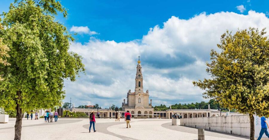 Lisbon: Fatima, Batalha, Nazare and Obidos Tour Hotel Pickup - Batalha Monastery and Portugal’s medieval turning point