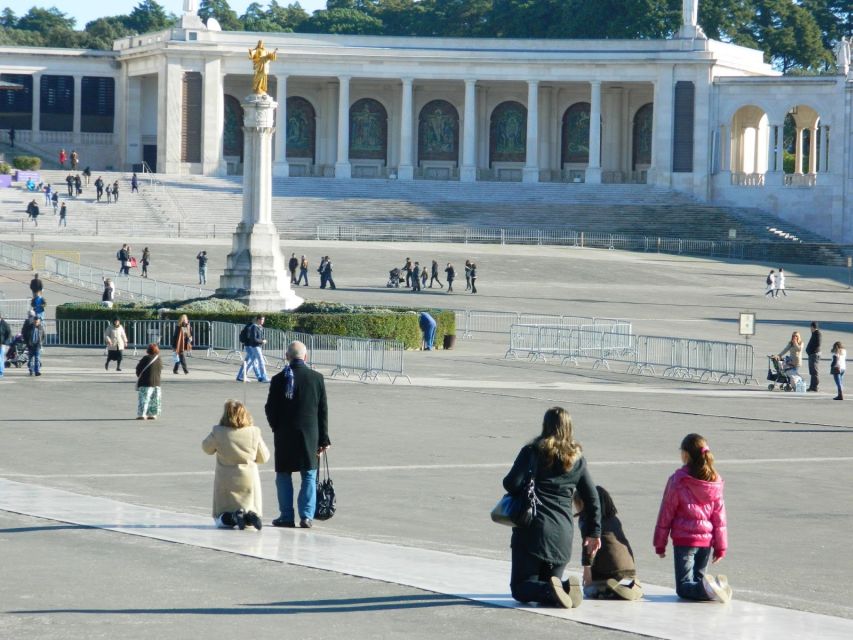 Lisbon: Fatima, Batalha, Nazare and Obidos Tour Hotel Pickup - Lunch between the monuments and the coast
