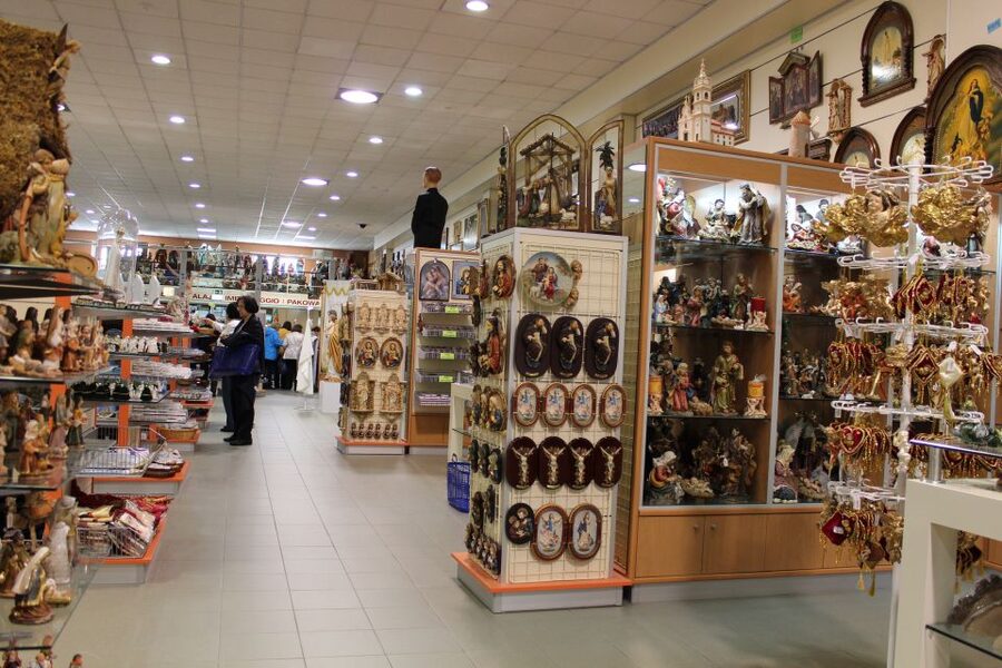 Lisbon: Fatima, Batalha, Nazare and Obidos Tour Hotel Pickup - Guides, languages, and the small-group feel