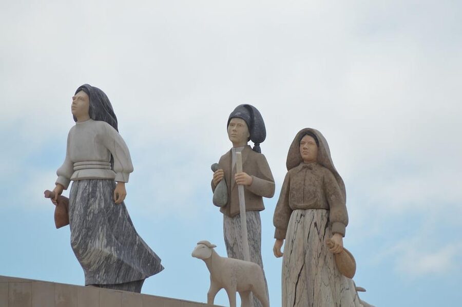 Lisbon: Fátima & Holy Eucaristy Miracle Relic, Spiritual Day - Price, group size, and who gets the best value