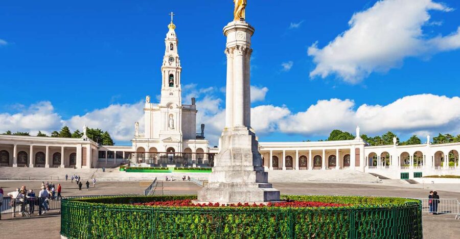 Lisbon: Fátima & The Shepherd Children Home Self-Guided Tour - The basilica and the tombs of the seers