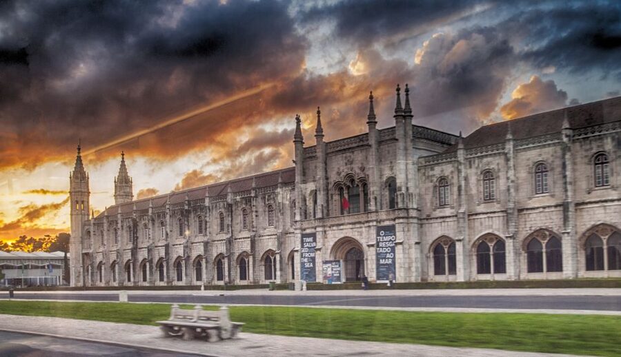 Lisbon: Full-Day City Tour with Cable Car Ride - Praça do Comércio and the 1755 earthquake