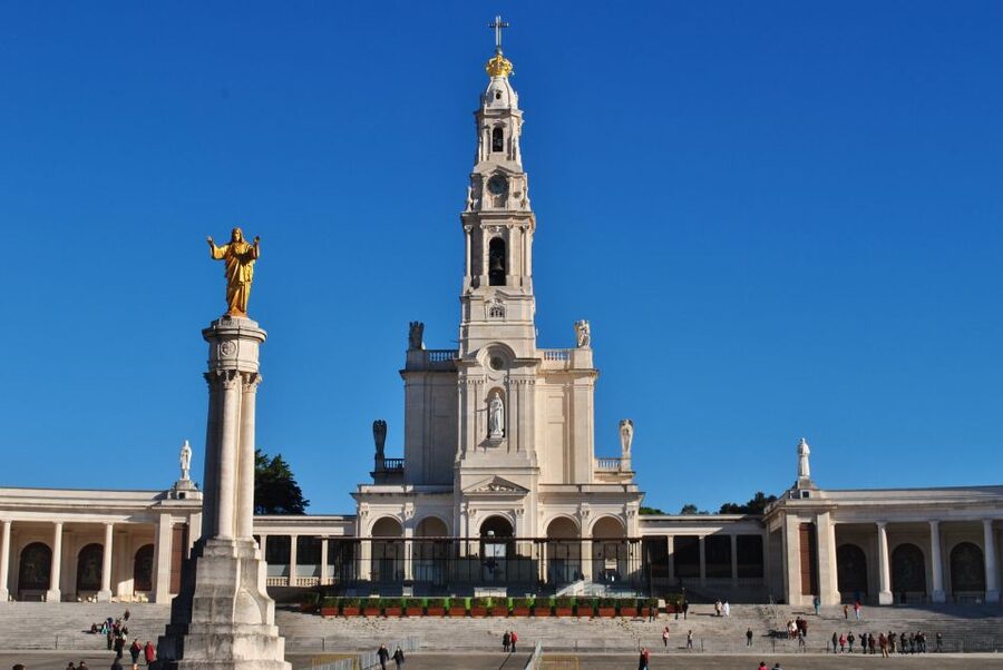 Lisbon: Full Day Tour to Fátima, Batalha, Nazaré and Óbidos - Fátima and the story of the 1917 apparitions
