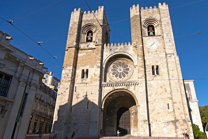 Lisbon Highlights - Private Tour with Van and Local Guide - Lisbon Cathedral and Praça do Comércio connect old and new