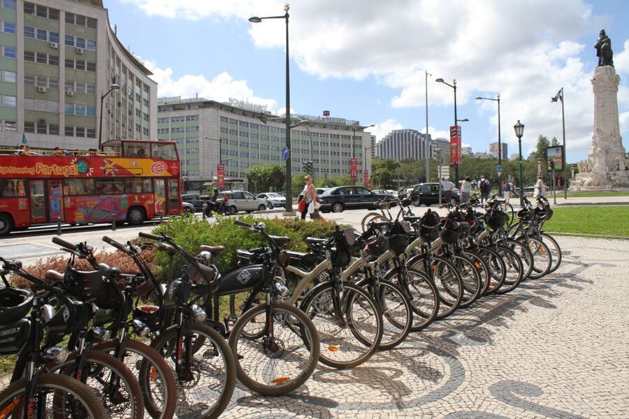 Lisbon: Hills, Alfama, and Mouraria Tour by Electric Bike - Lisbon Cathedral and the castle views