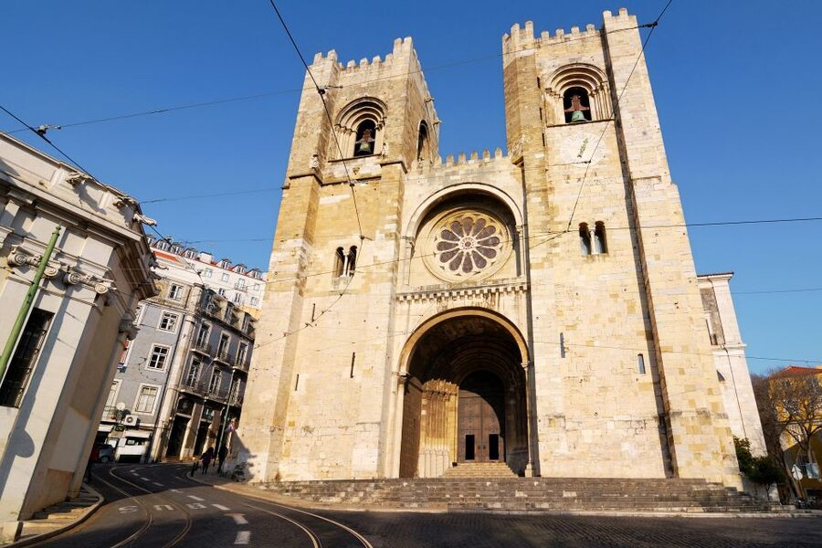 Lisbon: Hills Red Tram Tour by Tram 28 Route 24-Hour Ticket - Why this red tram beats a packed Tram 28