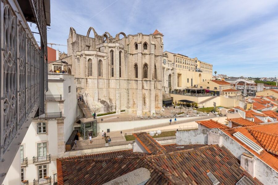 Lisbon: History, Stories and Lifestyle Walking Tour - Downhill to Carmo and the Story of 1974