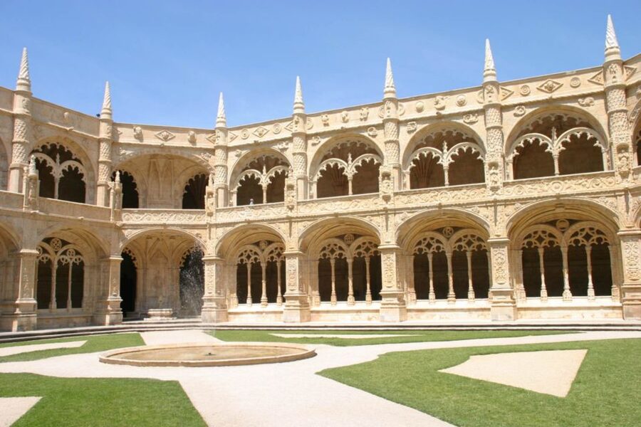 Lisbon: Jerónimos Monastery E-Ticket and Audio Guide - Walking the two levels of the cloister