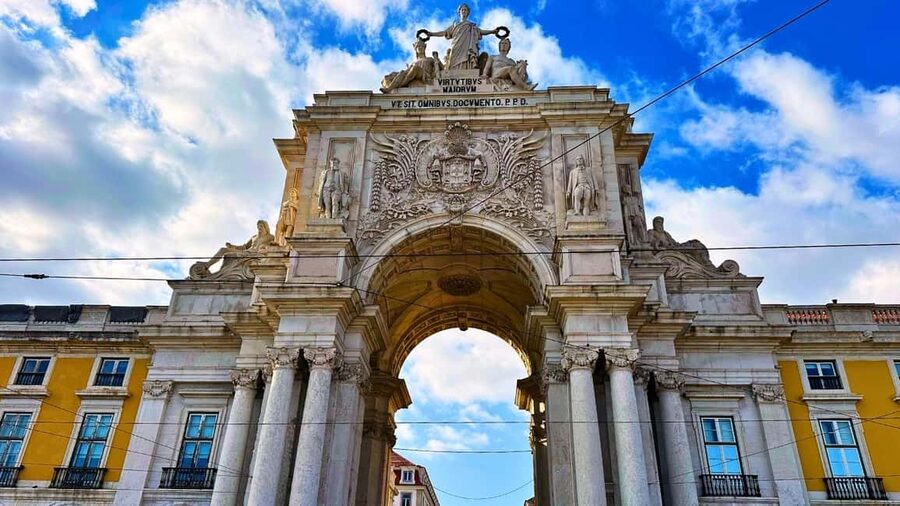 Lisbon: Old Town Tuk-Tuk Tour - The cathedral and Saint Anthony anchor the old town