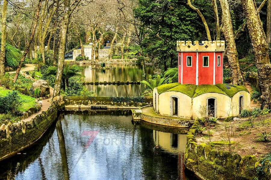 Lisbon: Pena Palace, Moorish Castle, Qta. Regaleira & Sintra - Why a guided car tour works well in Sintra