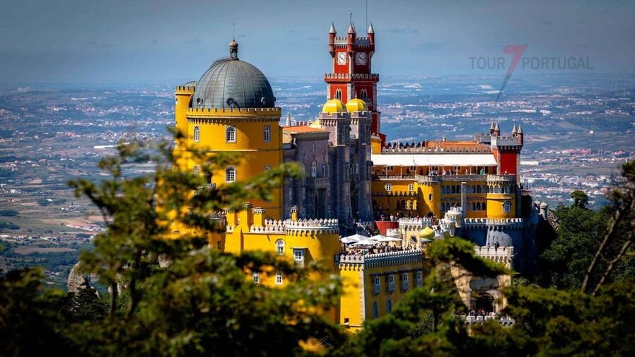 Lisbon: Pena Palace, Moorish Castle, Qta. Regaleira & Sintra - The Moorish Castle: stone walls above Sintra
