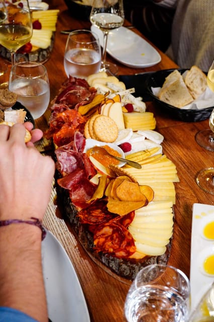 Lisbon: Premium Wine and Tapas Tasting Session - What the two-hour tasting feels like