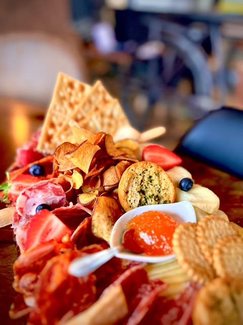 Lisbon: Premium Wine and Tapas Tasting Session - A sommelier who adjusts to your palate