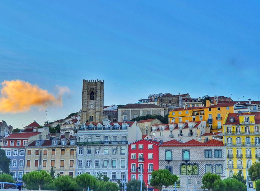 Lisbon: Private City Sightseeing Tour by Tuk-Tuk - São Vicente, the Pantheon, and the flea market