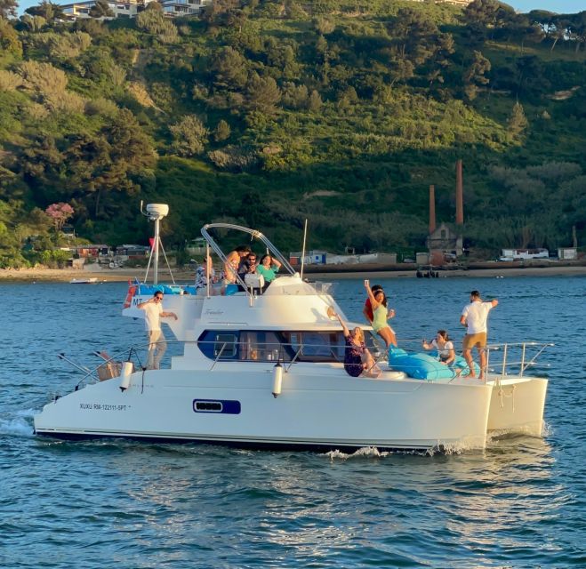 Lisbon: Private Luxury Catamaran Tour with Welcome Drink - Boarding at Belém and settling into the catamaran