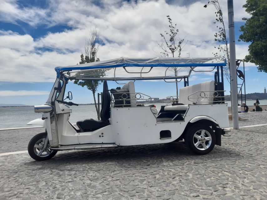 Lisbon: Private Tuk-Tuk Tour for 2 hours - Santa Luzia and Portas do Sol: two views, two moods