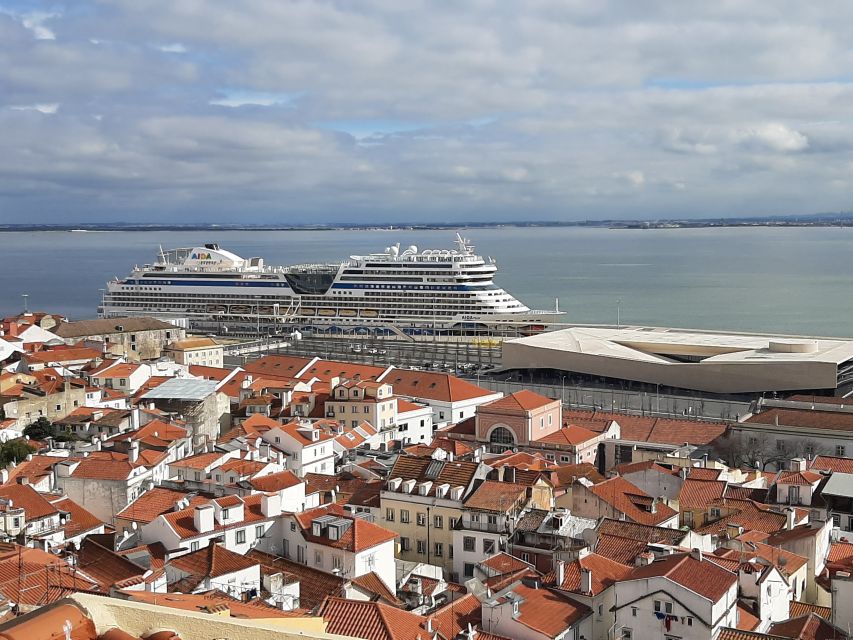 Lisbon: Private Tuk-Tuk Tour for 2 hours - São Vicente and the National Pantheon