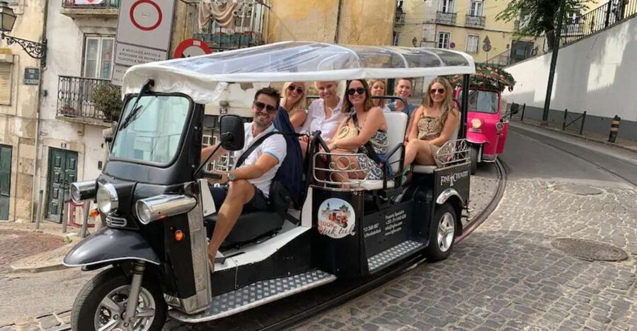Lisbon: Private Tuk-Tuk Tour - Lisbon Cathedral and the first look at Alfama