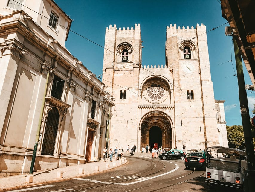 Lisbon: Private TukTuk Tour - Graça, São Vicente, and the National Pantheon