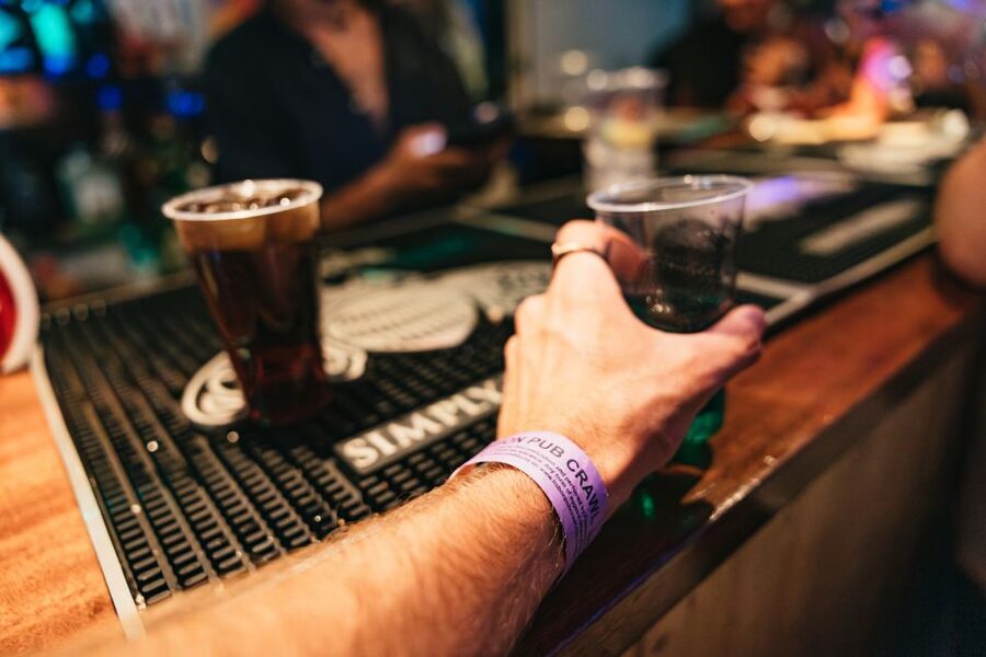 Lisbon: Pub Crawl with Open Bar, Shots & VIP Club Entry - Who should book this pub crawl