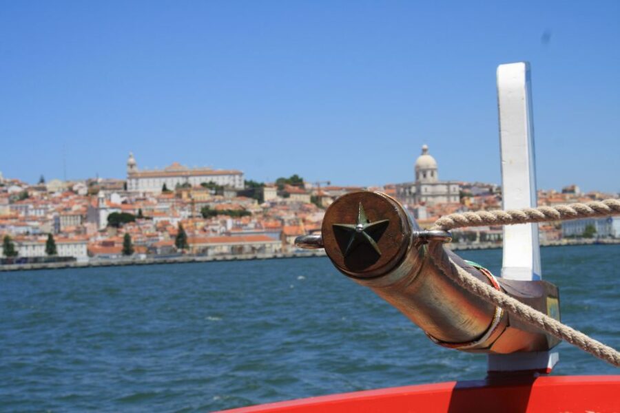 Lisbon: River Tagus Sightseeing Cruise in Traditional Vessel - São Jorge Castle, the cathedral, and the seven hills