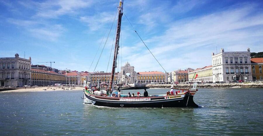 Lisbon: River Tagus Sightseeing Cruise in Traditional Vessel - Finding the boat at Praça do Comércio