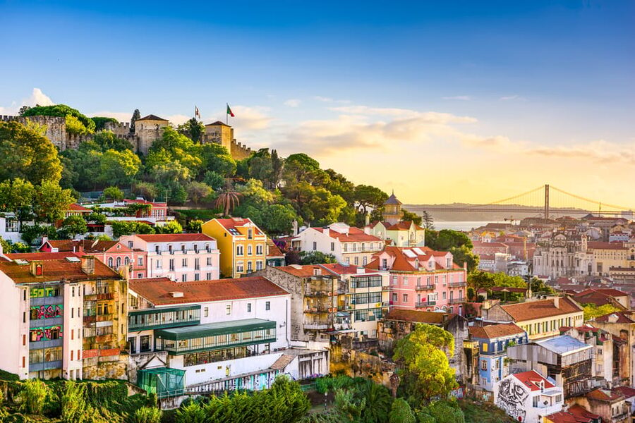 Lisbon's historic old town in a tuk-tuk in German - Mouraria, Lisbon’s layered neighborhood