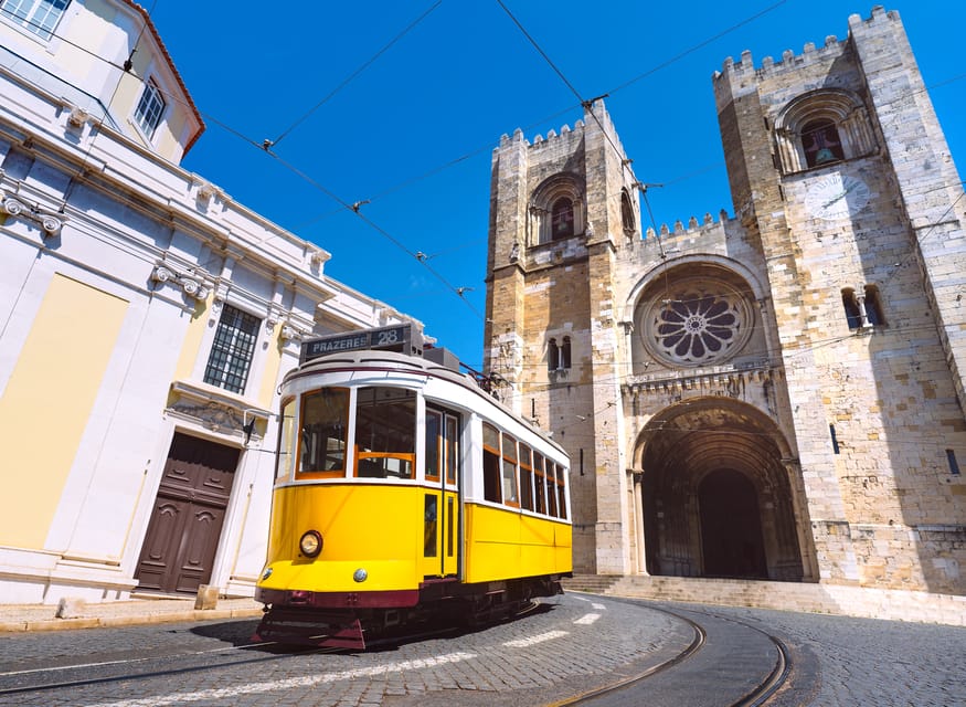 Lisbon's historic old town in a tuk-tuk in German - What German-speaking guiding adds