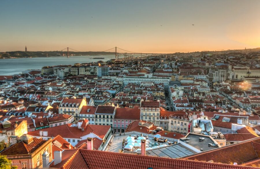 Lisbon's historic old town in a tuk-tuk in German - Weather, comfort, and who should skip it