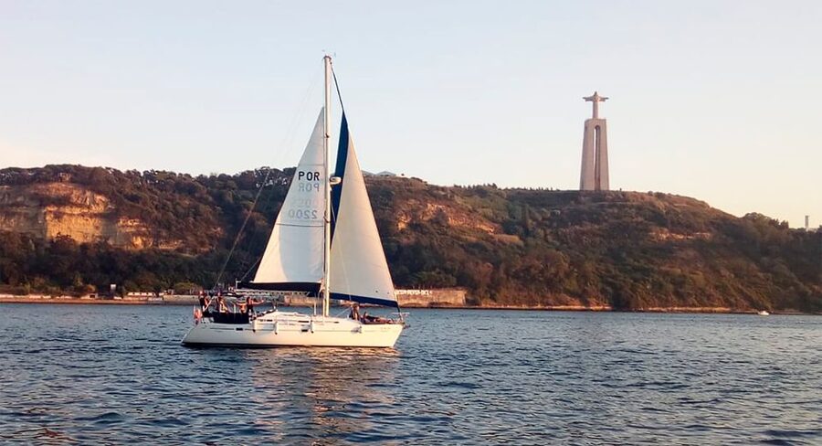 Lisbon: Sailing Tour with Wine and Snacks - Commerce Square and the eastern Tagus