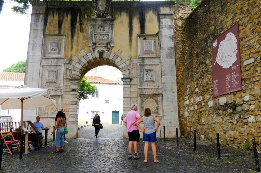 Lisbon: Saint George's Castle Entry Ticket and Guided Visit - The view over Lisbon and the Tagus