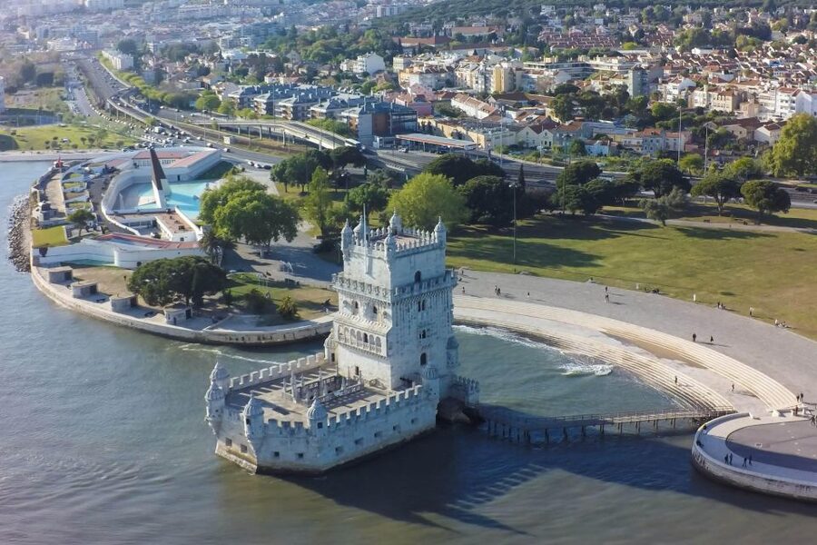 Lisbon: São Jorge Castle E-Ticket and Audio Guide - Entering through Arco do Castelo and Martim Moniz Door