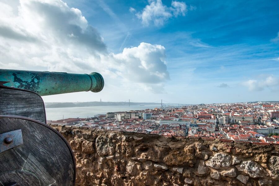 Lisbon: Sao Jorge Castle Skip-the-Line Ticket with Guide - Meeting the guide above Lisbon’s old lanes