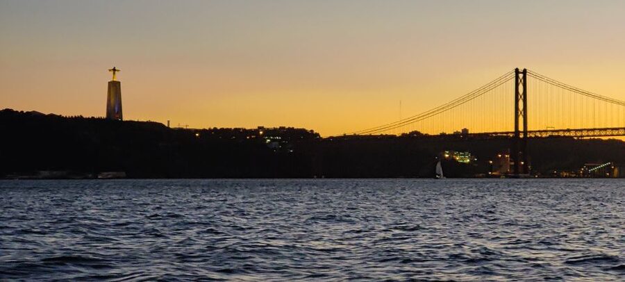 Lisbon: Scenic Day & Sunset Boat Tour with a Drink - Under the 25 de Abril Bridge toward Cristo Rei