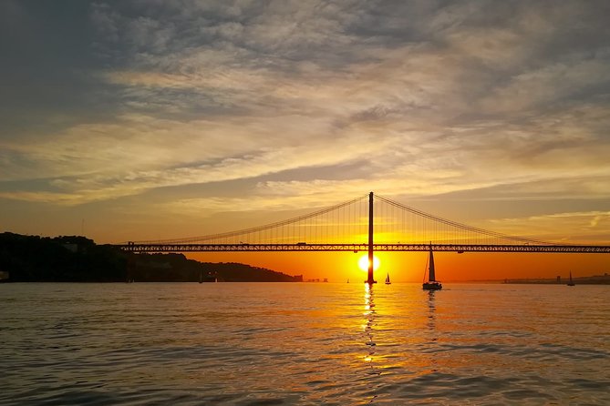 Lisbon Small Group 2h Sunset Sailing- Live Commentary & a Drink - Commerce Square and Saint George Castle