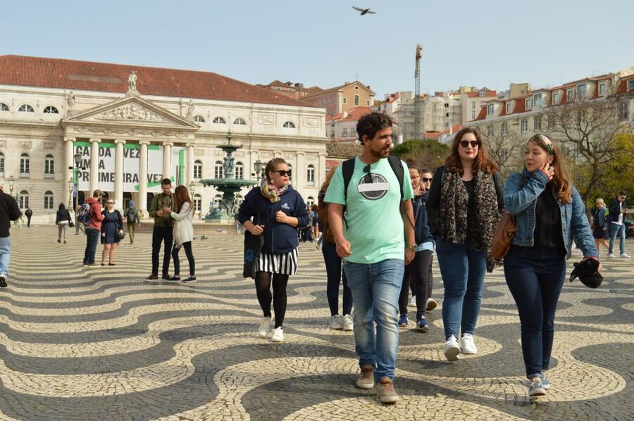 Lisbon: Starter Walking Tour to the highlights in German - Chiado: elegant streets and a changing city