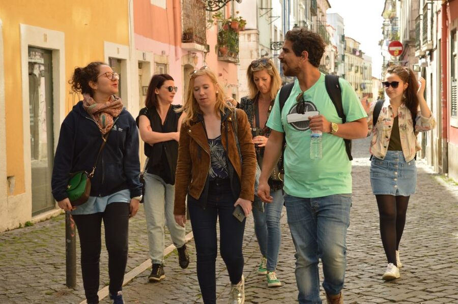 Lisbon: Starter Walking Tour to the highlights in German - Praça Luís de Camões and the move toward Bica