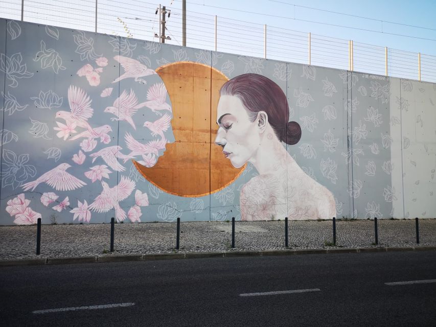Lisbon: Street Art Tuk Tuk Tour - Key points at a glance
