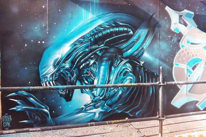 Lisbon: Street Art Walk - Mouraria and Alfama: art with a neighborhood view